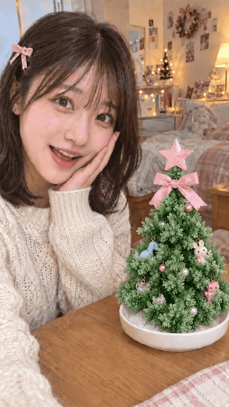 緑の結晶が育ったクリスマスツリーと驚く女性
